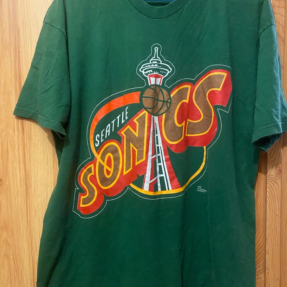 Brand name- America’s Sport Team, Men’s XL Seattle Sonics T-Shirt